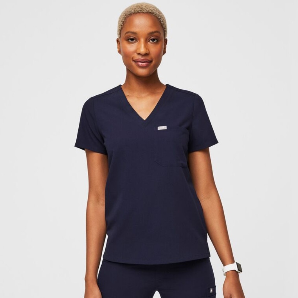 Figs Catarina One-Pocket Scrub Top.💜